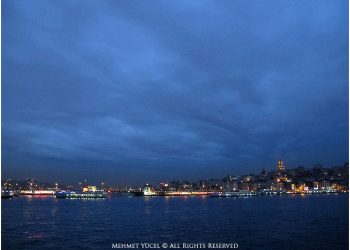 bir mavi akşam iniyor…