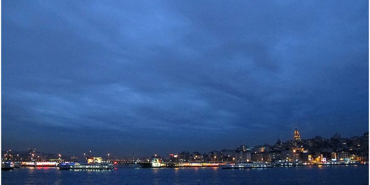 bir mavi akşam iniyor…